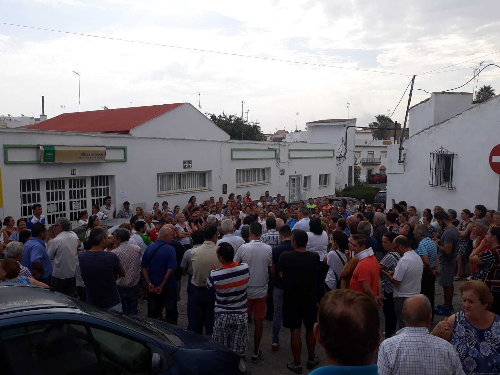 Unas 300 personas se concentraron ante las puertas de la oficina del SEPE.