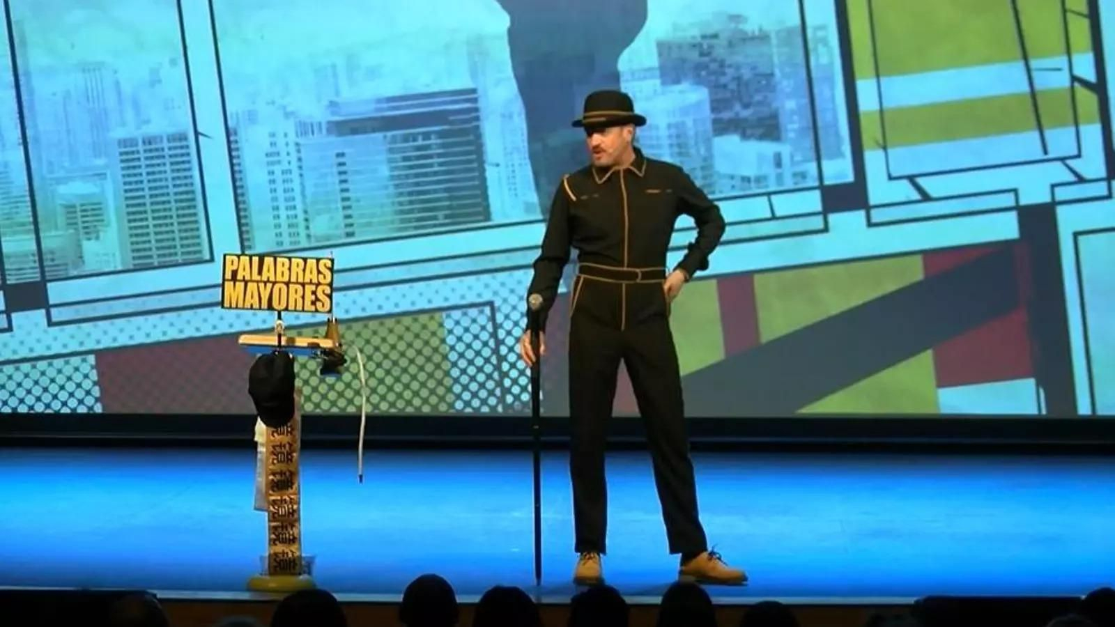 Alex O'Dogherty, representando su nuevo espectáculo, 'Palabras Mayores' en Puerto Real.