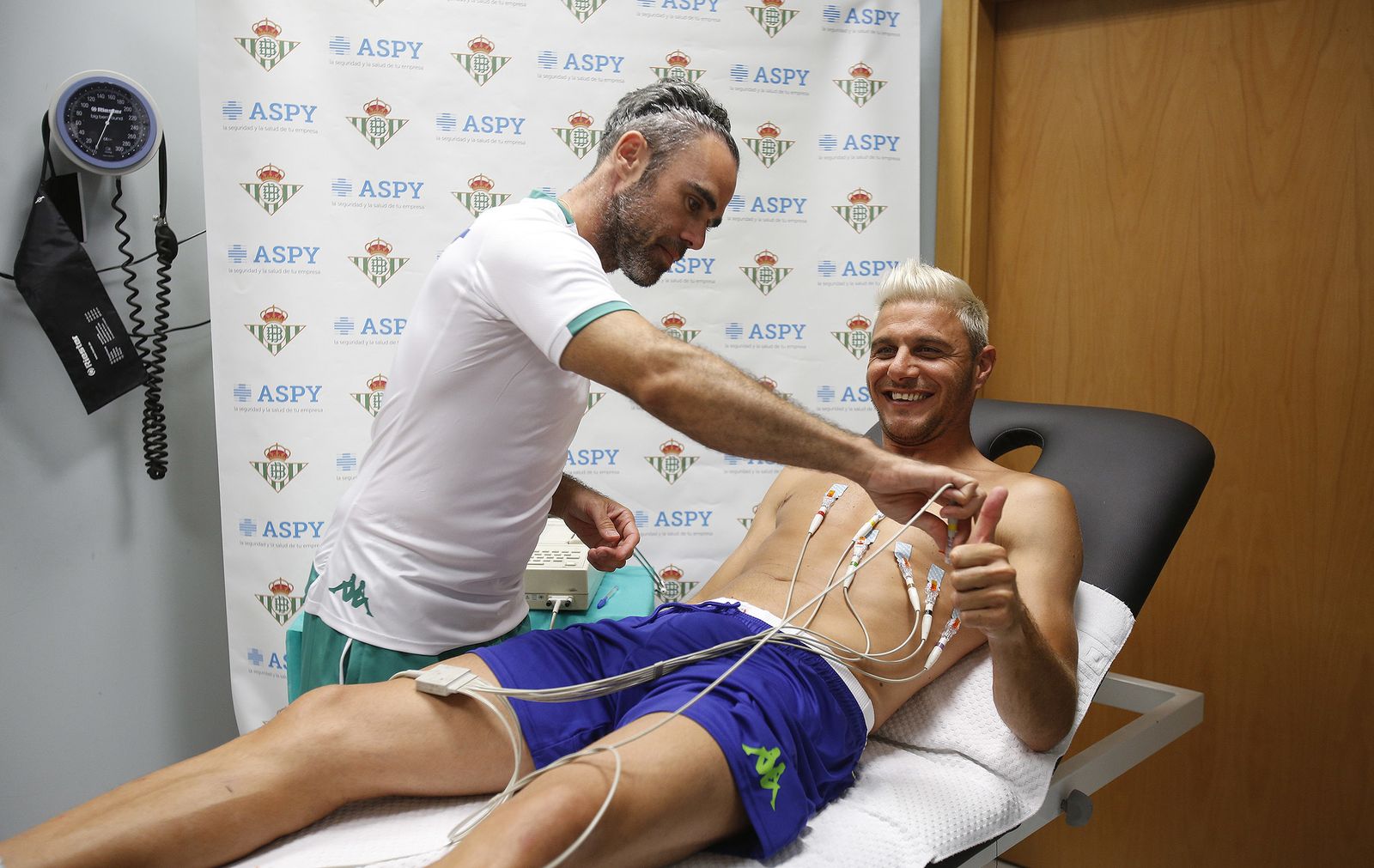 Joaquín pasa el pertinente reconocimiento médico.