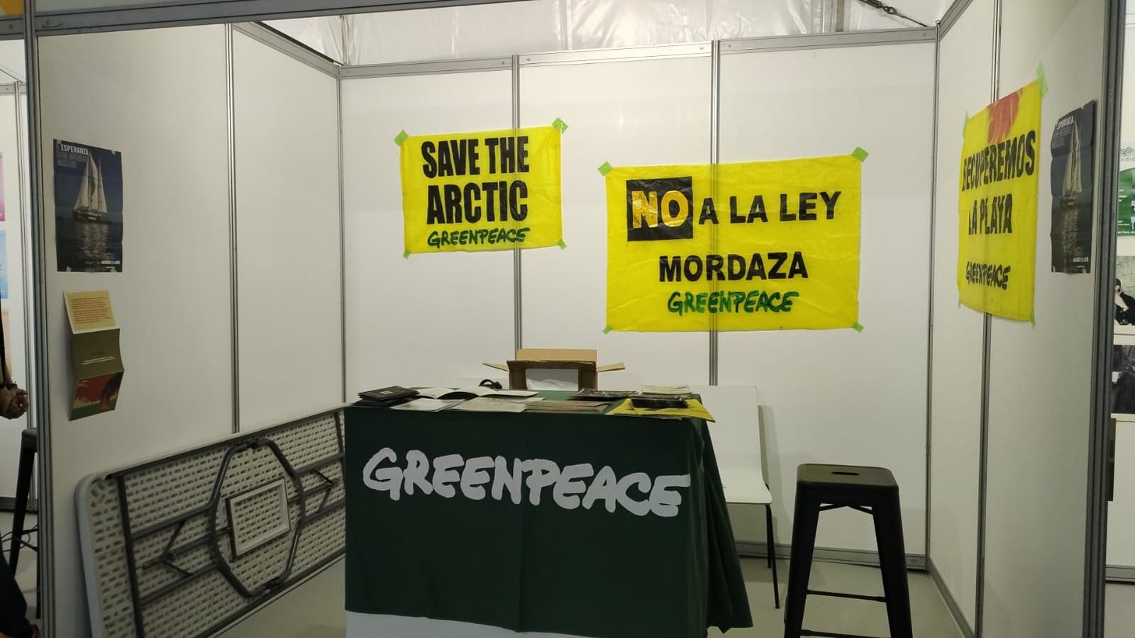 Un estand de información de las actividades de Greenpeace
