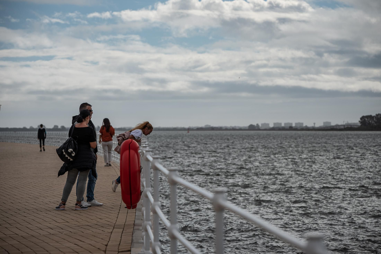Ambiente en el Paseo de la Ría durante la mañana de ayer.