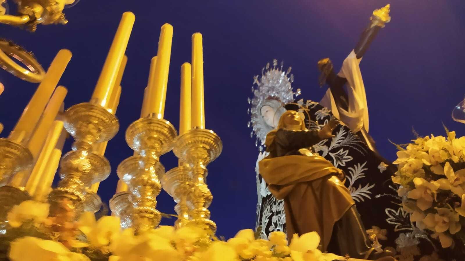 Las imágenes de la Soledad en procesión por las calles de San Fernando