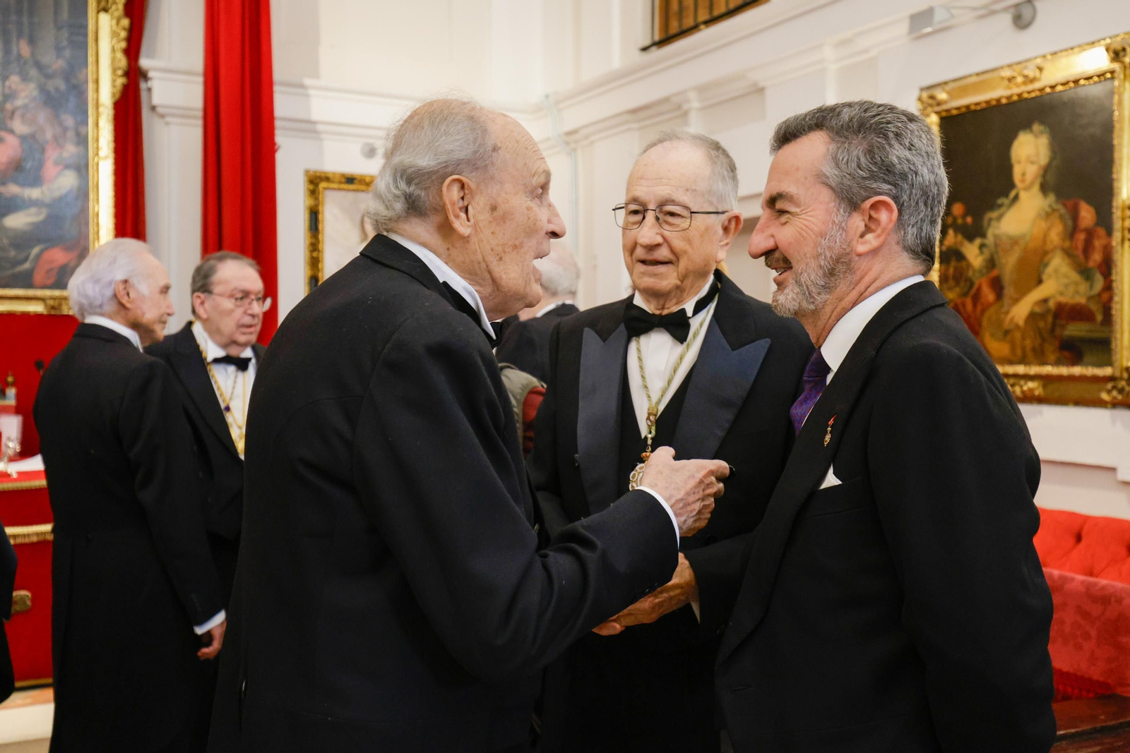 Las imágenes del ingreso como académico de Erudición en la academia de Medicina del arzobispo José Ángel Saiz Meneses
