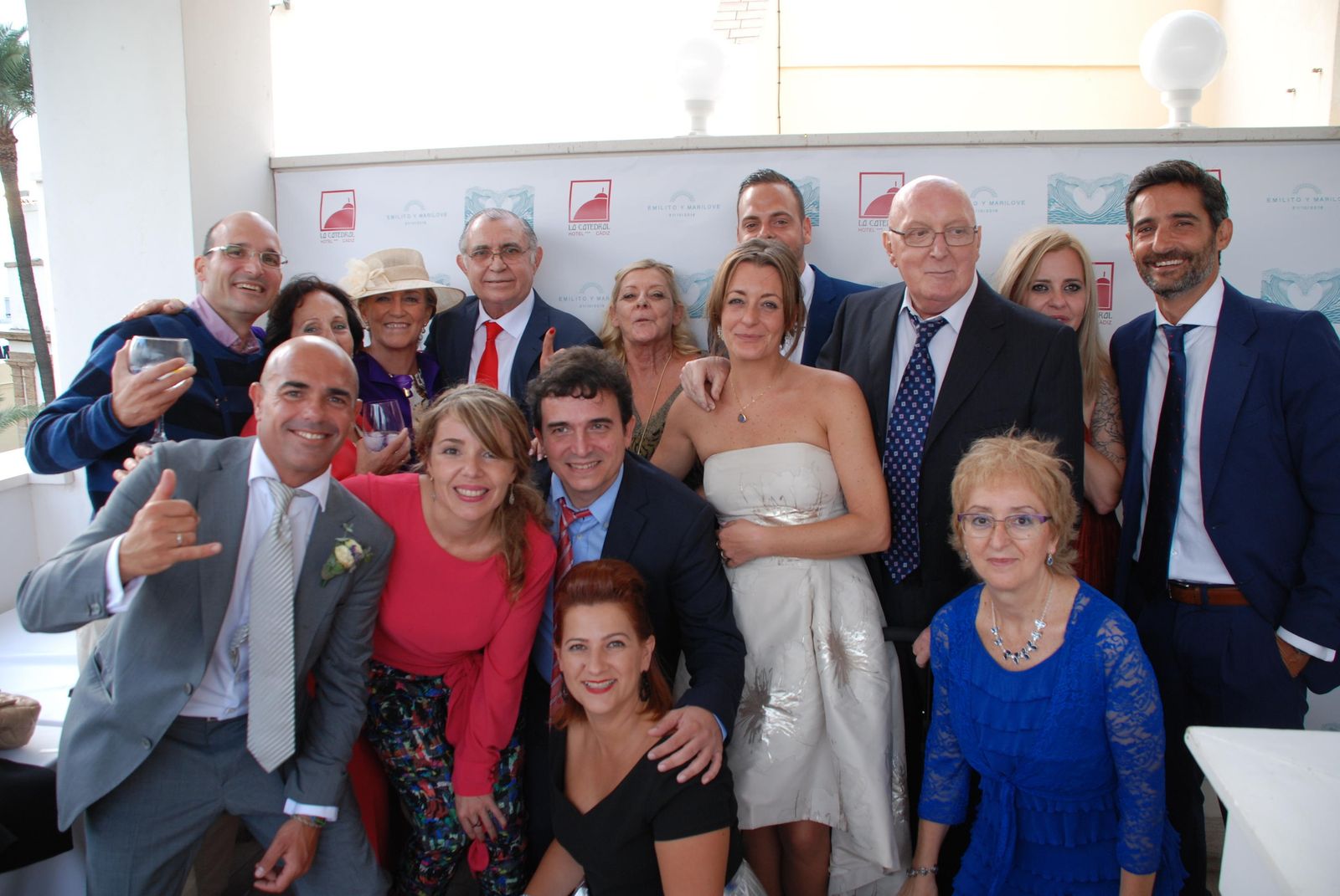 Emilio Alcaraz y Dolores Inés Márquez durante la celebración de su boda, acompañados por Carlos Alcaraz, Pepi García, Rosario Pina, José María Alcaraz, Mariló Noche, Dorito Alcaraz, Tono Soto, Mariló y Julio Márquez, Encarnación Pérez, Maribel García, Álvaro Pedreño y Emilio Alcaraz.