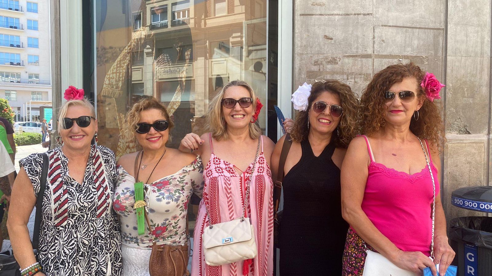 Nieves y Paqui junto a sus primas y amigas en calle Larios.