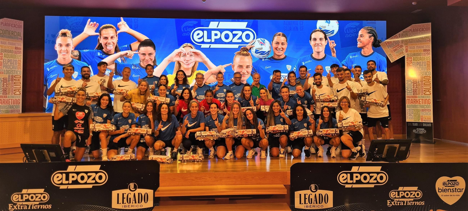: Los integrantes del Alhama Club de Fútbol ElPozo junto al equipo directivo de la compañía de alimentación y que estrenan nueva equipación Nike esta temporada.