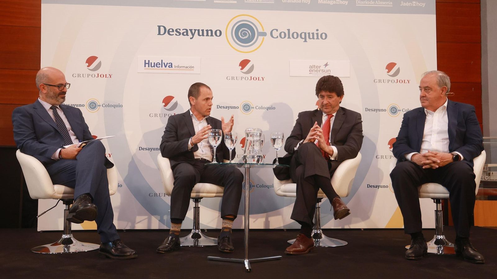 De izquierda a derecha: Javier Ronchel, director de Huelva Información; Antón Martínez, CEO de Enagás Renovable; Luis Travesedo, project manager de Hidrógeno Verde de Cepsa; y José Luis Morlanes, CEO de Alter Enersun.