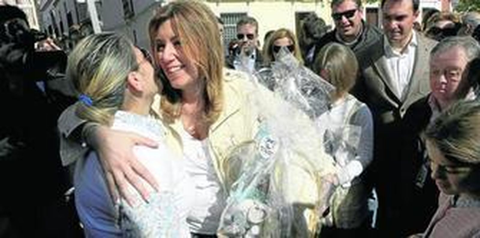 Susana Díaz recibe el saludo de una mujer durante la visita al Viso del Alcor.