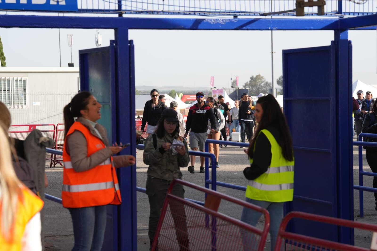Neveras, cerveza muy fría y sombrillas para combatir al calor en el Gran Premio de España en Jerez