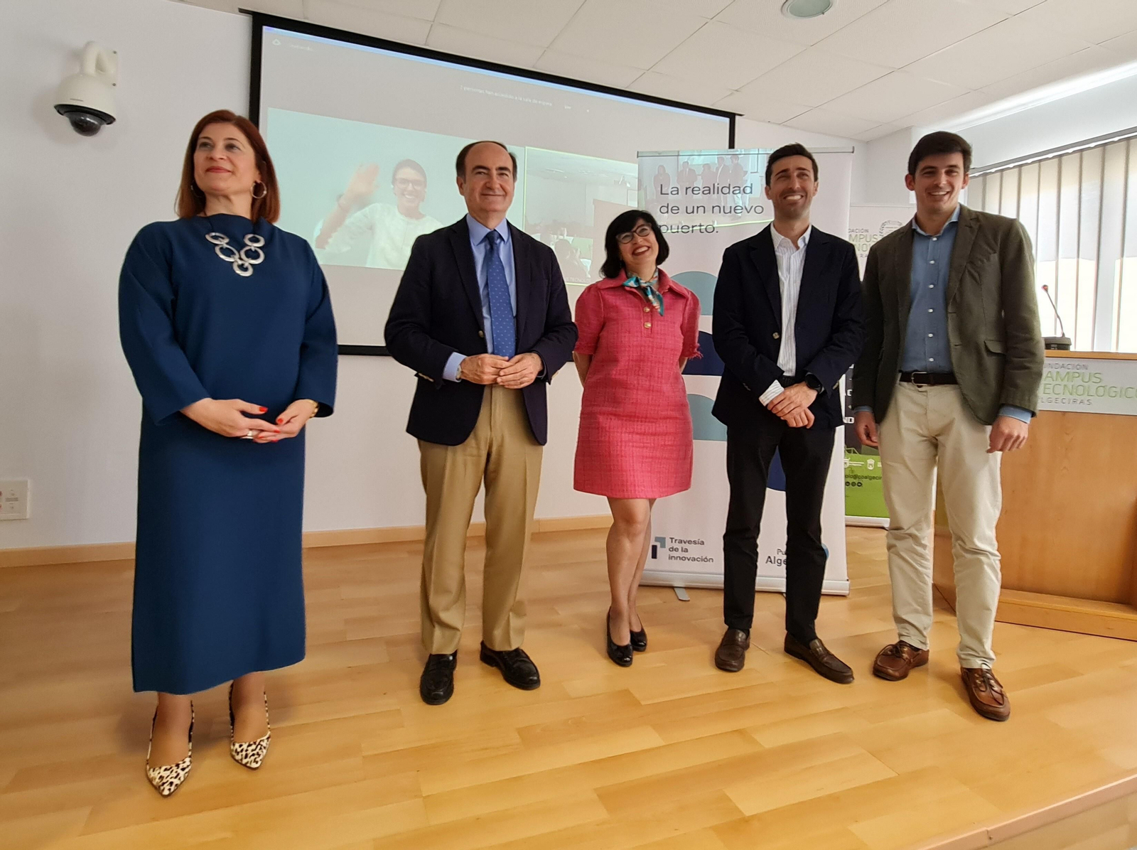 La ganadora, en la pantalla, y la finalista, con Rosa Rodríguez, Gerardo Landaluce, Jesús Medina e Ignacio Serra.