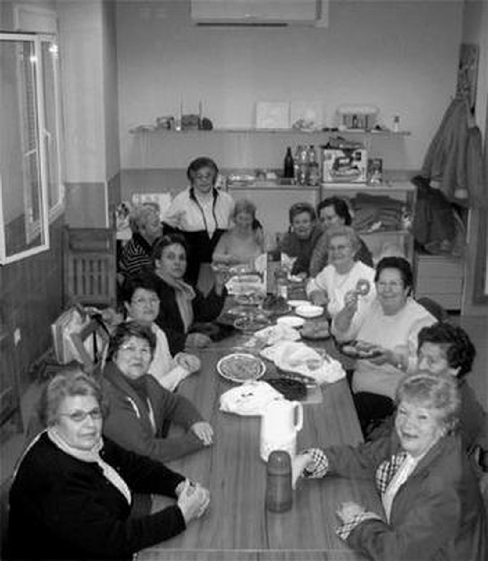 1. El escultor Alberto Germán Franco impartió un curso de escultura en la Escuela de Verano. 2. Representación teatral con niños de la Escuela de Verano. 3. Un grupo de mujeres degustando unas rosquillas en un aula de la sede de la asociación de vecinos. 4. Curso de baile de salón del programa municipal 'Cultura en los Barrios' que se imparte en el Polígono San Sebastián. 5. Uno de los equipos de fútbol sala. 6. Una actuación de malabaristas en una de las fiestas de Reyes celebrada en la asociación de vecinos.