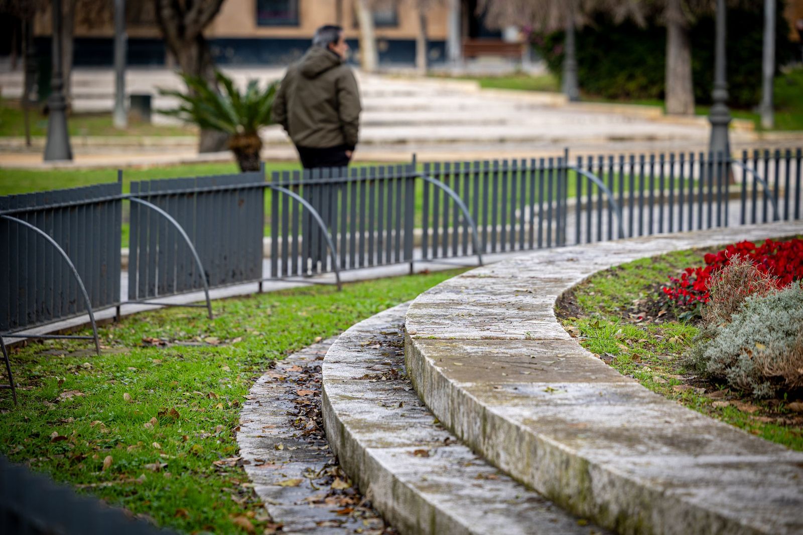 Las imágenes del mal estado de la Plaza de España en Cádiz