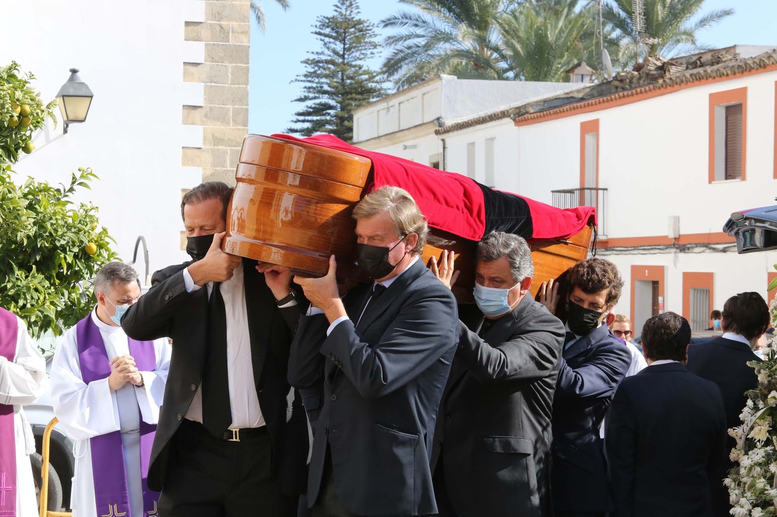 Primeras imágenes del entierro de Mercedes Domecq