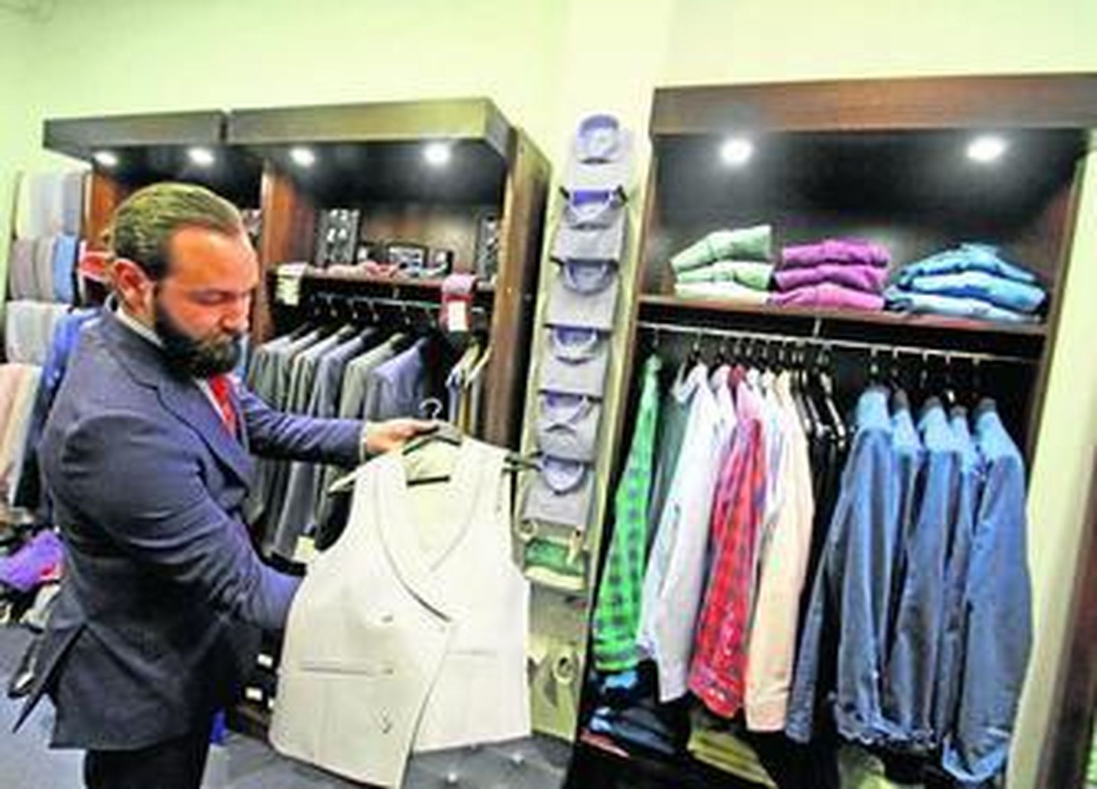 Este espacio ofrece un servicio de camisería y da la posibilidad de elaborar las prendas a medida.