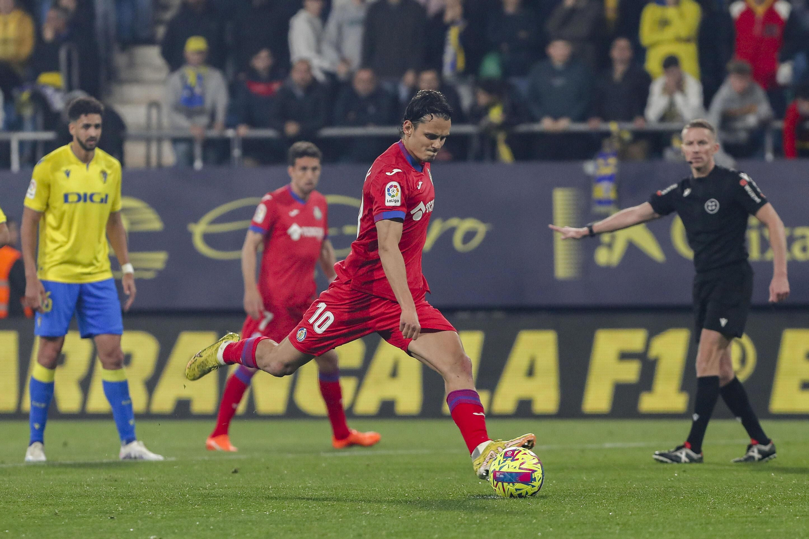 Enes Unal transforma el segundo penalti contra el Cádiz con el tiempo ya vencido. Enes Unal transforma el segundo penalti contra el Cádiz con el tiempo ya vencido.