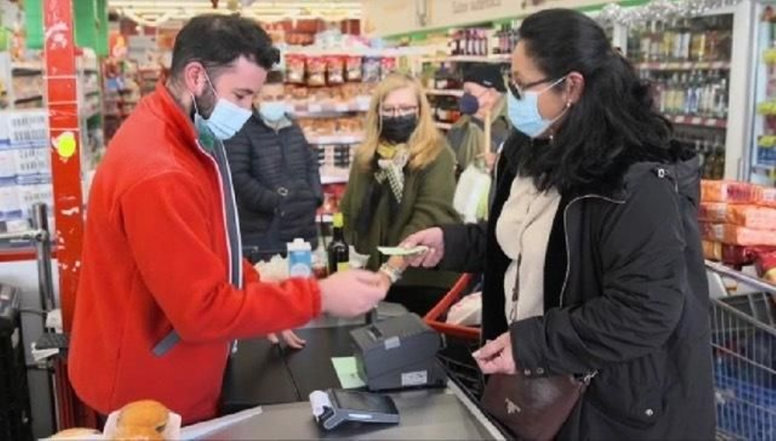 Una vecina compra en un supermercado de Villanueva del Ariscal.