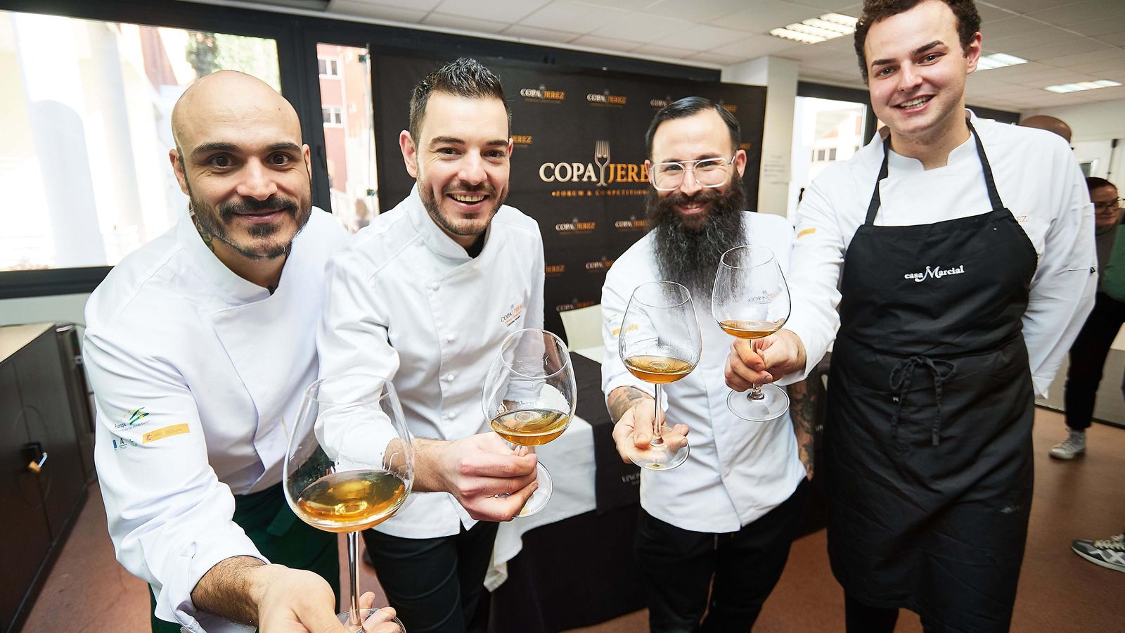 Brindis con jerez de los cuatro cocineros finalistas. Brindis con jerez de los cuatro cocineros finalistas.