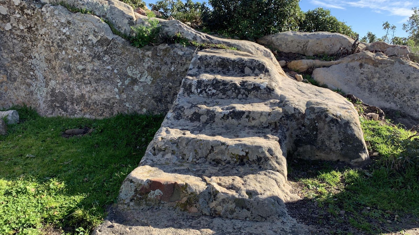 Estructuras de vivienda y escaleras, Oppidum de Bailo, Tarifa.
