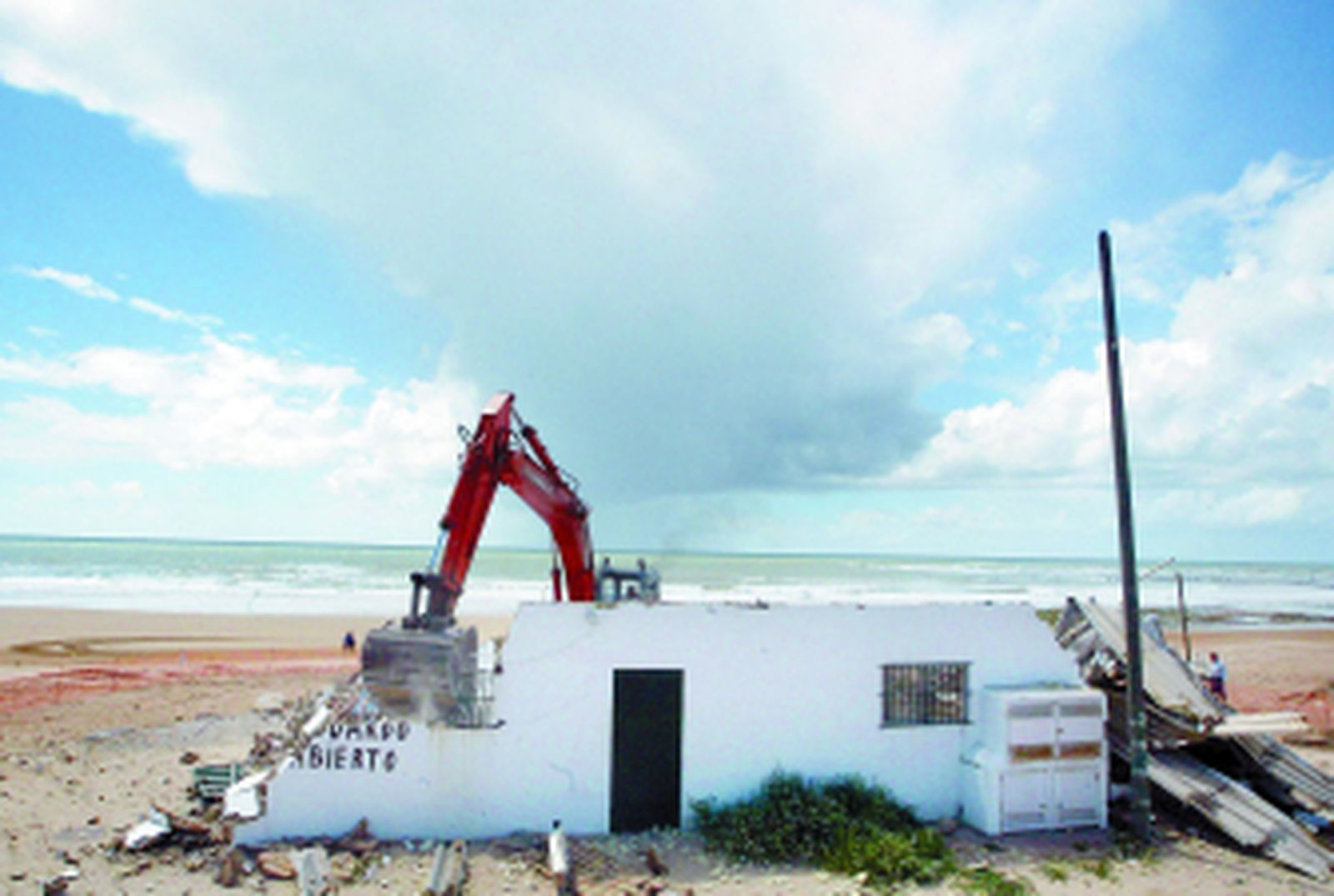 Costas derriba un bar de playa situado en el litoral de Chipiona