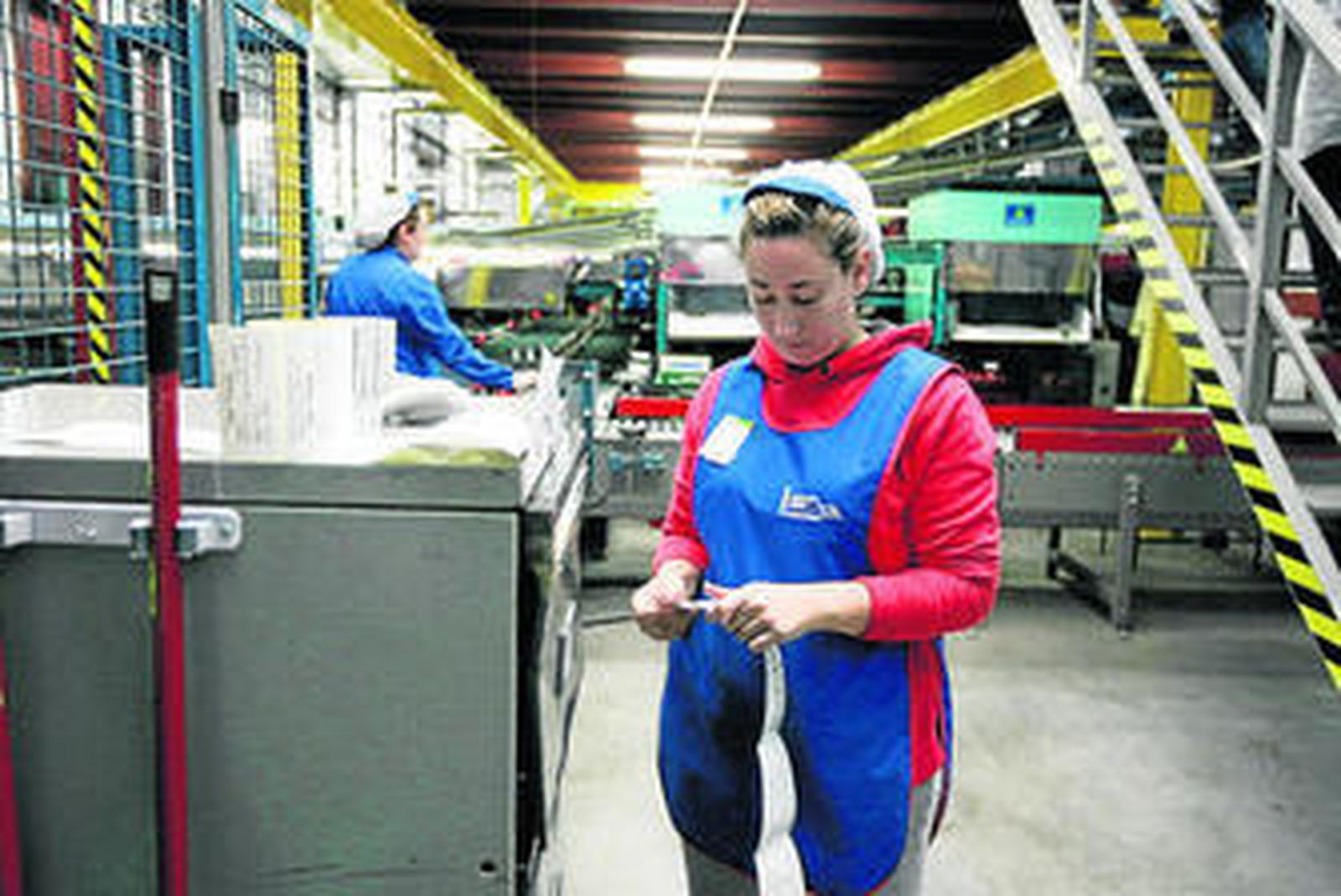 Una operaria de Agrupaadra durante el proceso de etiquetado.