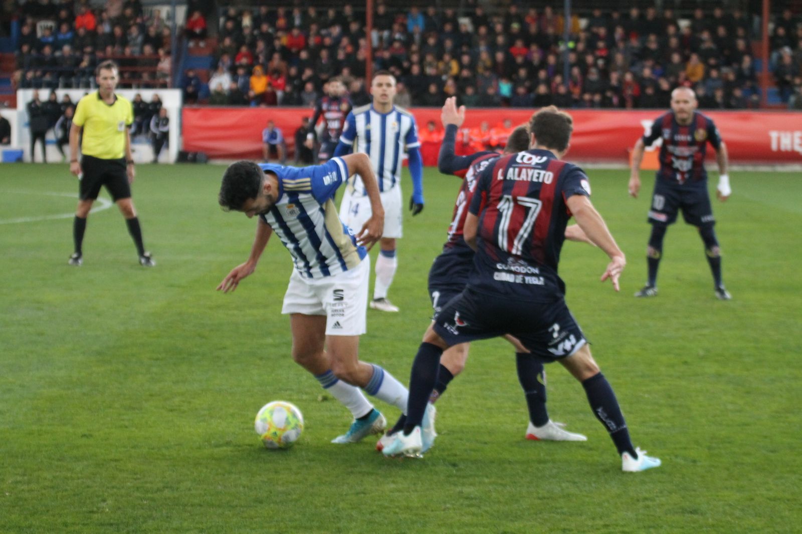 Quiles intenta marcharse de dos jugadores del Yeclano.