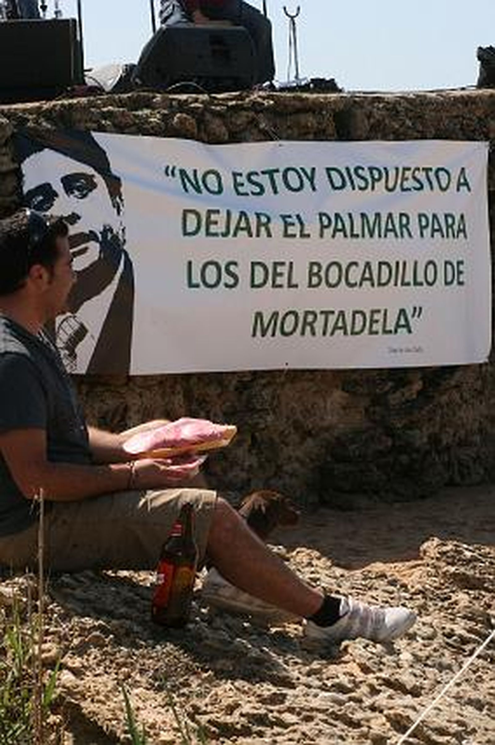 Unas 600 personas se concentran para protestar contra el macroproyecto hotelero en El Palmar. 

Foto: Manuel Aragon Pina