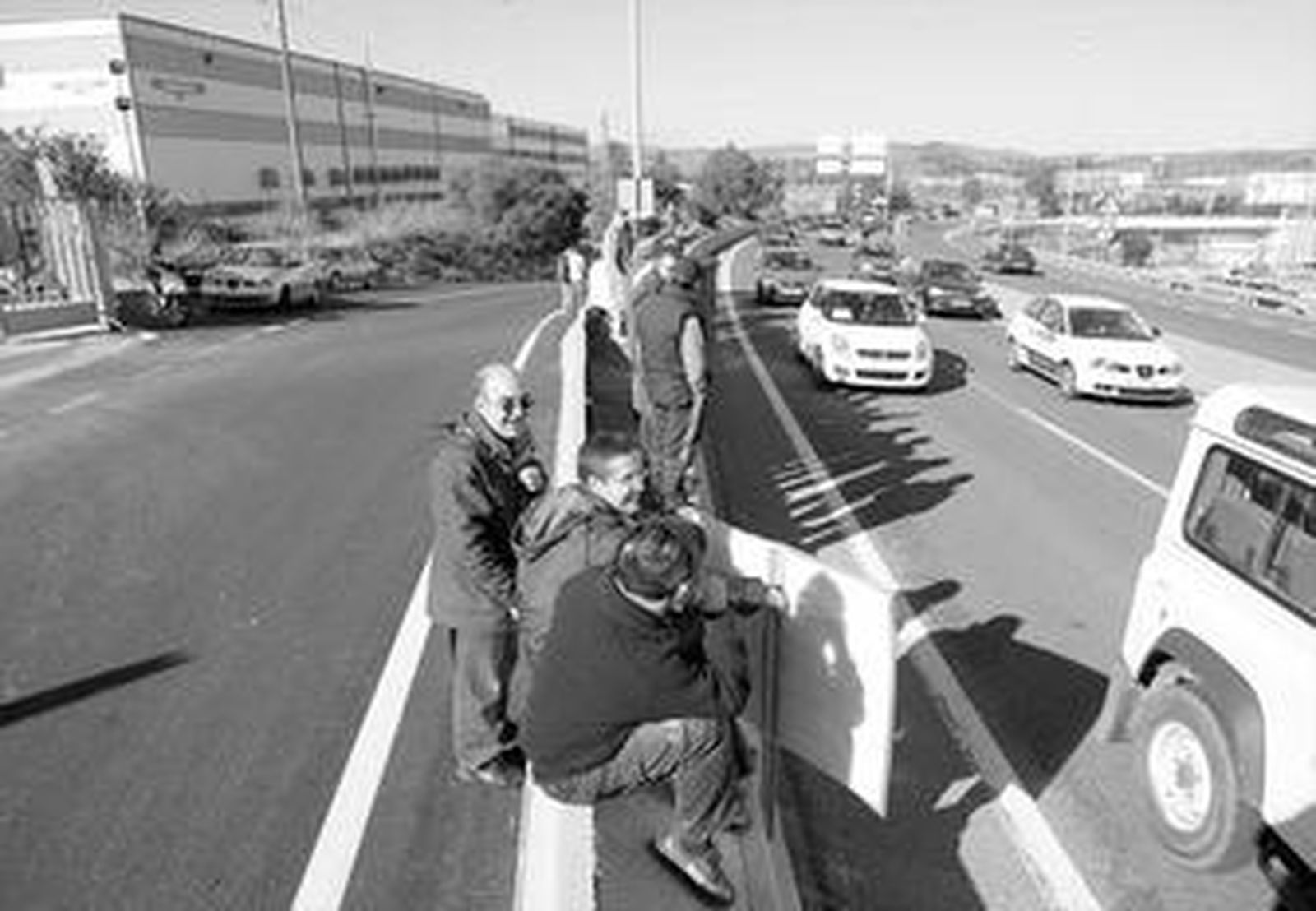Trabajadores de Torraspapel rechazan el cierre de la fábrica junto a la autovía.