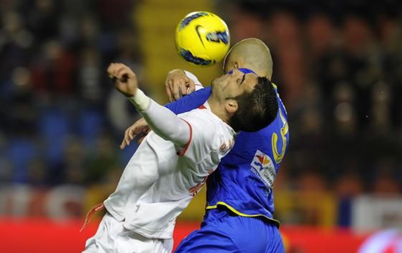 En el duelo entre Nano y Negredo fue duro.

Foto: AFP