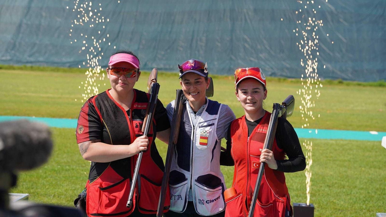 Fátima Gálvez, junto a las dos tiradoras que le acompañaron en el podio del Campeonato de Europa de Lonato.