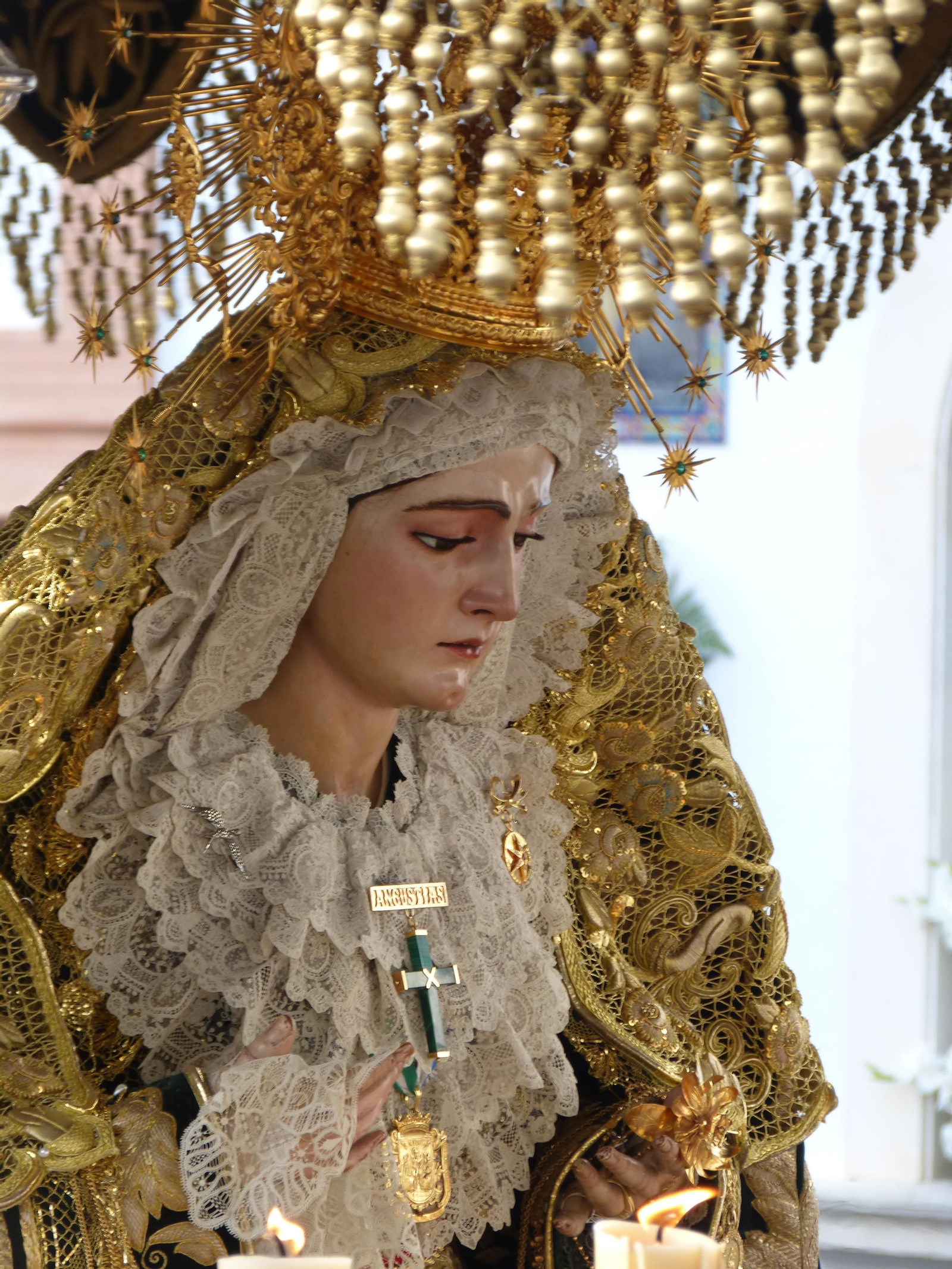 Unción sagrada y belleza en el rostro de la Virgen de las Angustias, una joya de la provincia.