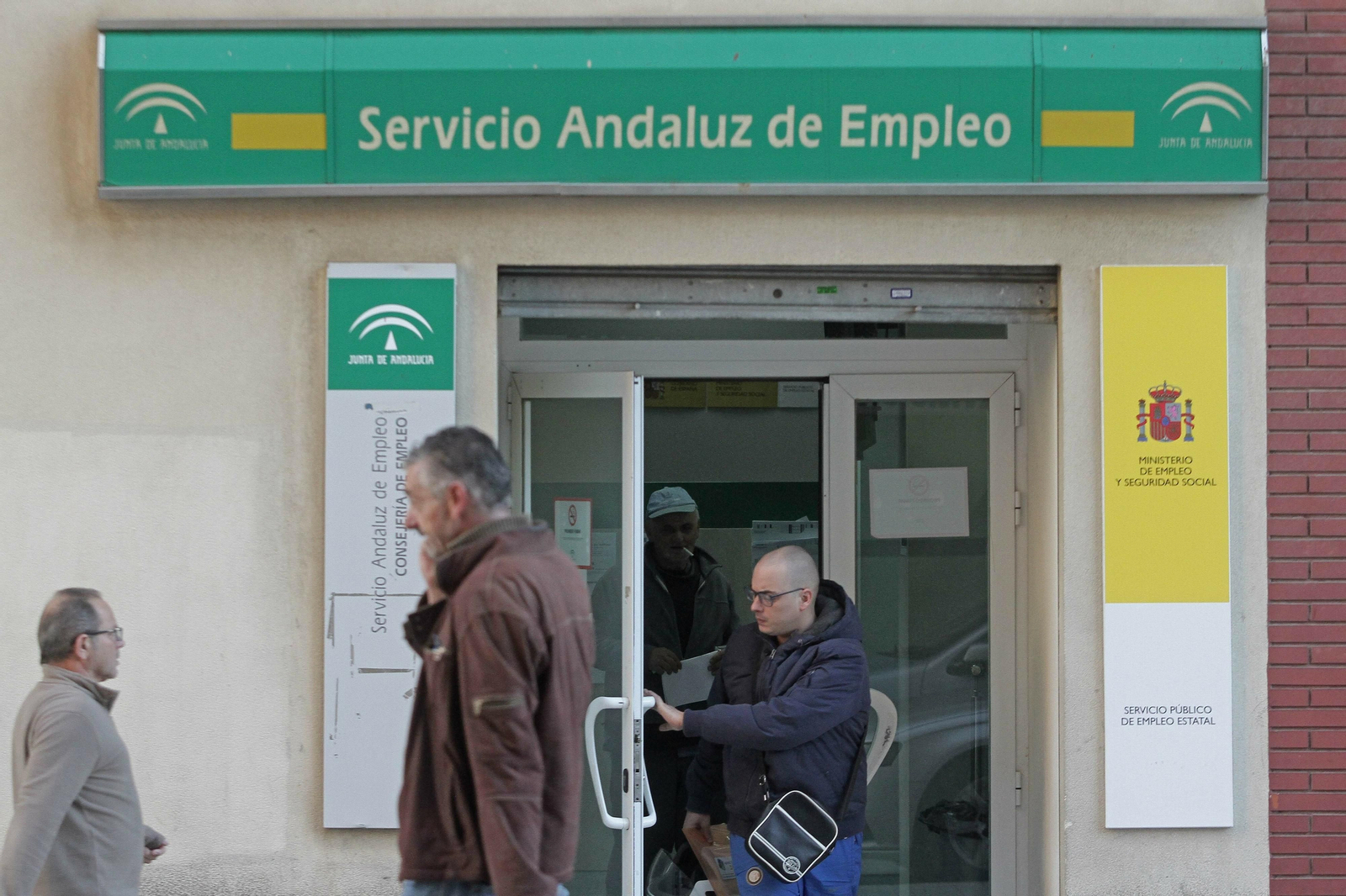 Varias personas entran y salen de la oficina del Servicio Andaluz de Empleo de Algeciras.