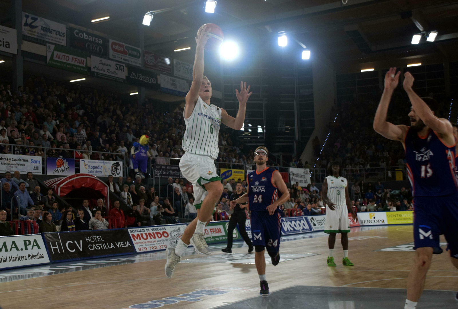 Borg penetra a canasta ante los palentinos Hermanson y Veljkovic.