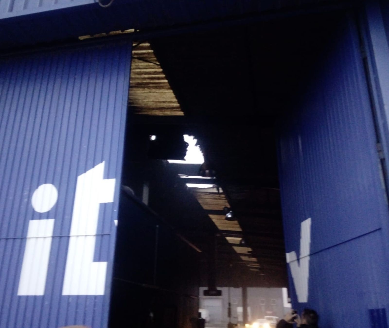 Estado en el que quedó la cubierta de la nave de la ITV