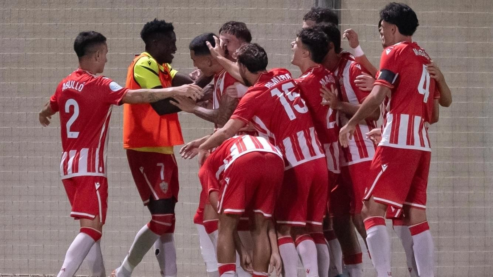 Los rojiblancos celebran el vital tanto de Martim Alberto ante el Atlético Malagueño.