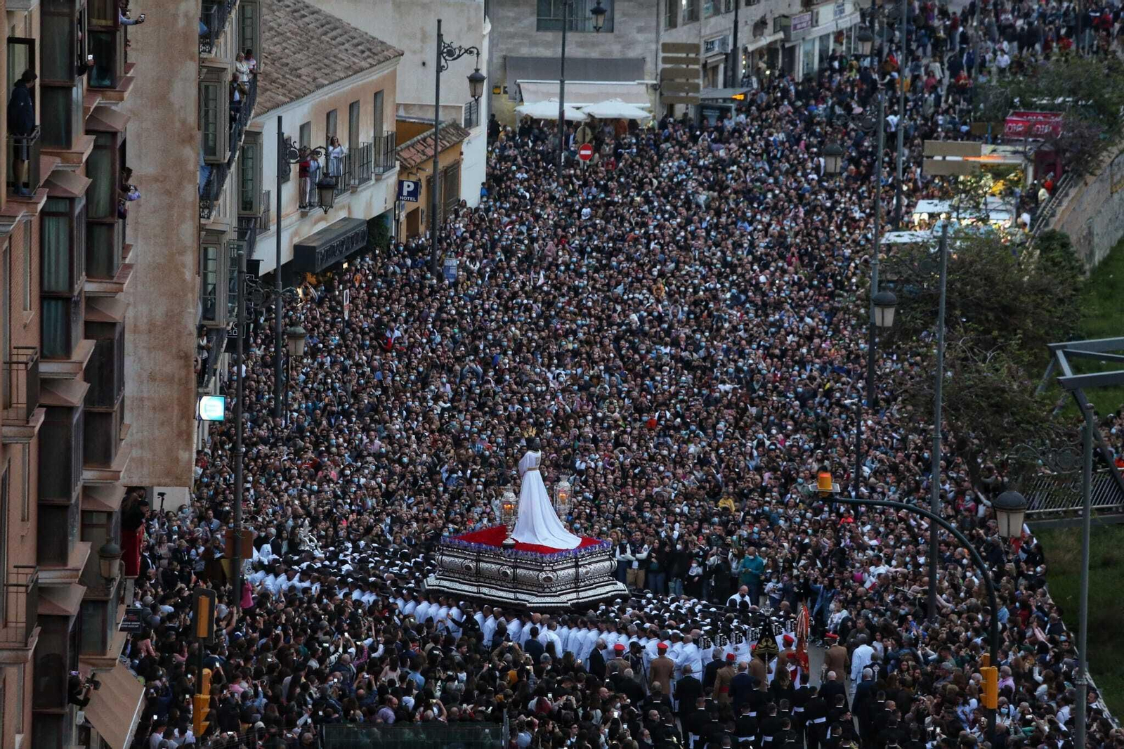 Nuestro Padre Jesús Cautivo entrando en calle Cisneros, en busca de la Tribuna Oficial