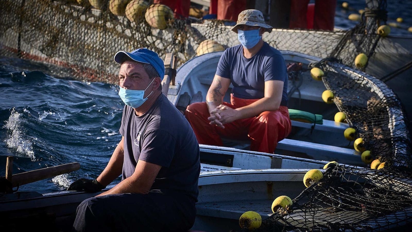Varios marineros en las embarcaciones que rodean el Copo de la almadraba