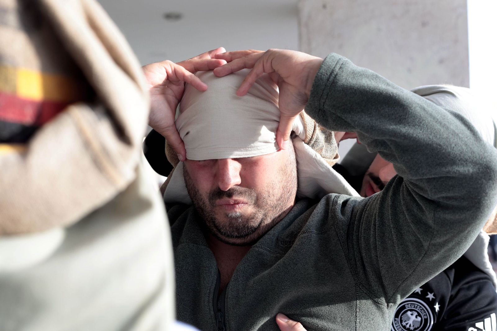 Unos costaleros de la Hermandad de la Defensión se preparan para la salida procesional.