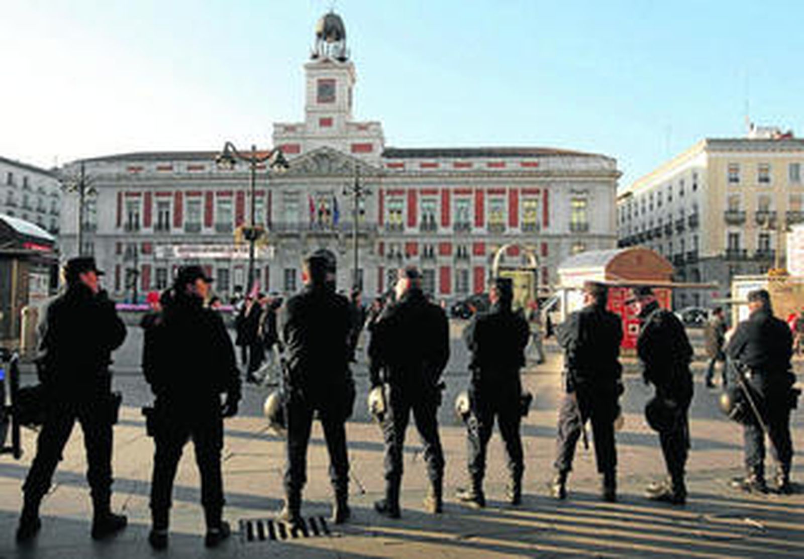 Miembros de la Policía Nacional controlan la Puerta del Sol de Madrid durante las manifestaciones del 15-M.