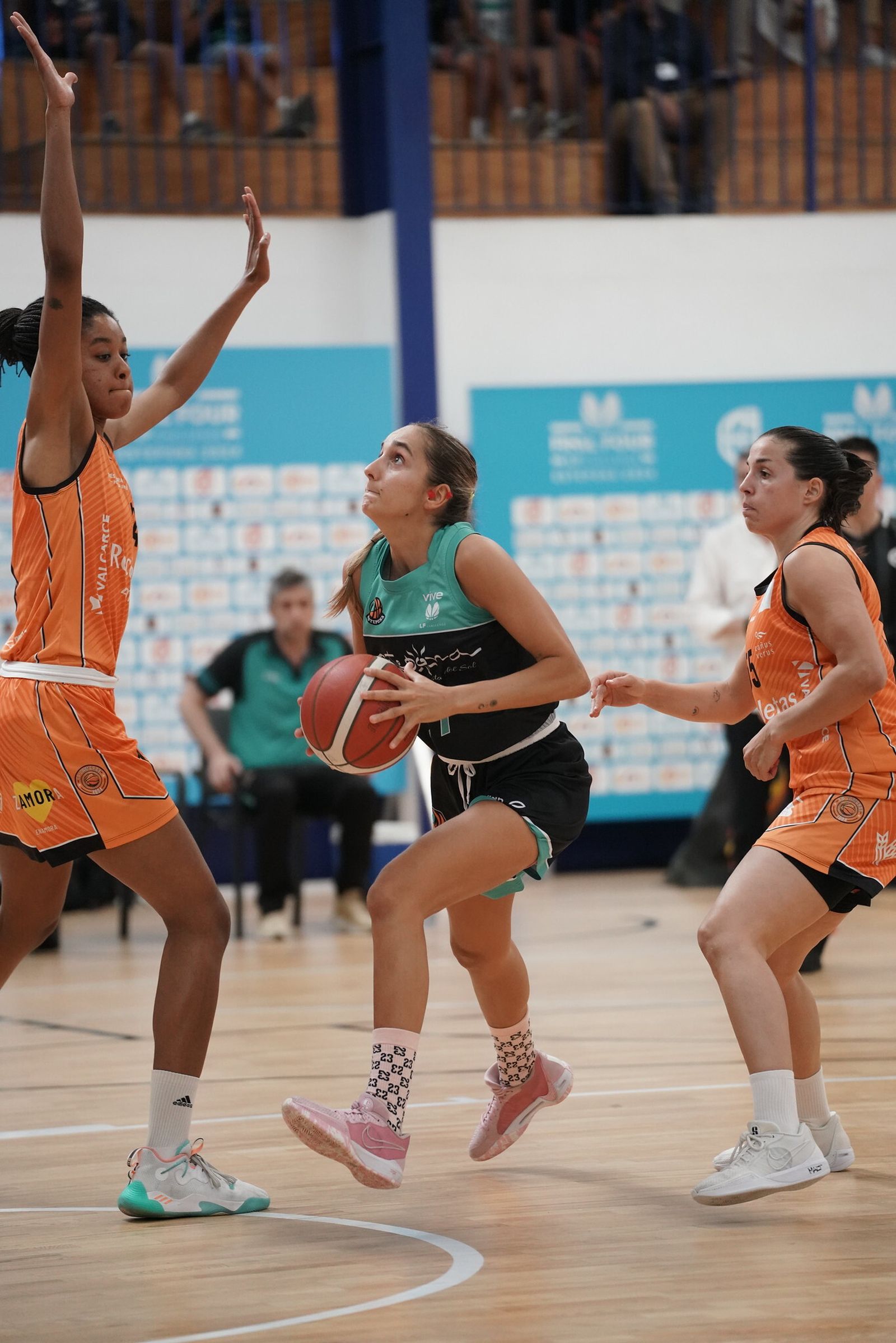 Ambientazo en Estepona para la Final Four de ascenso a Liga Femenina
