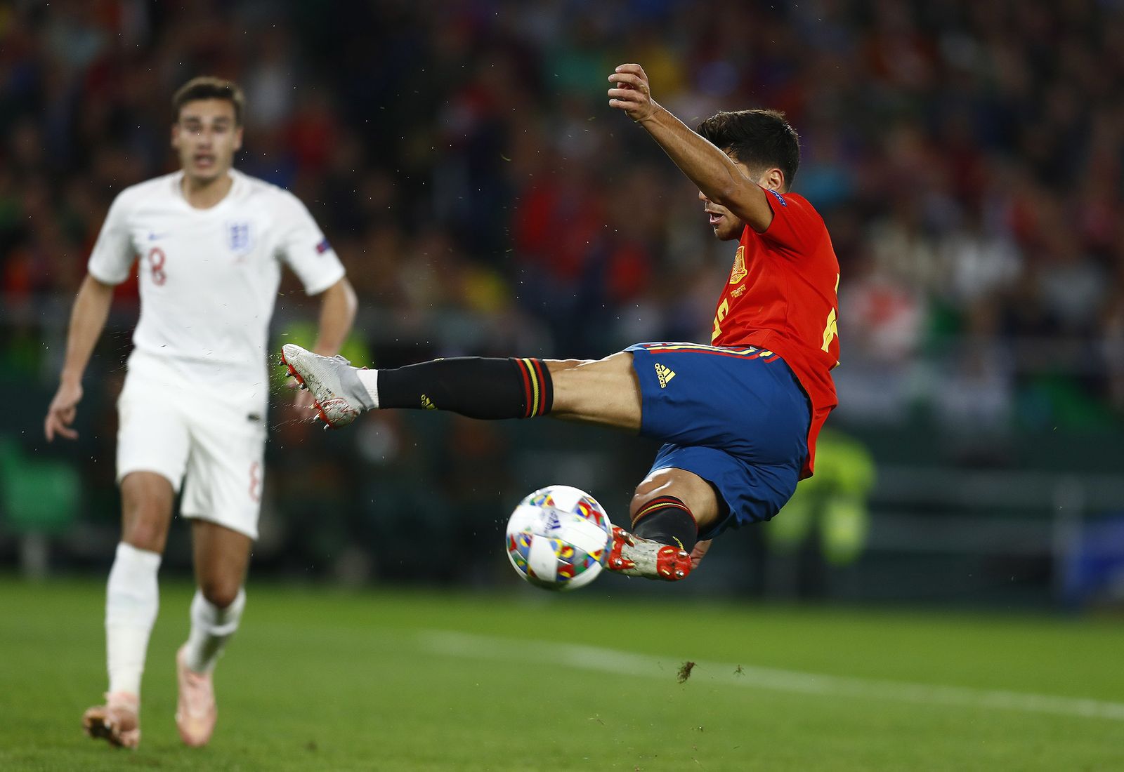 Asensio falla en un intento de remate acrobático.