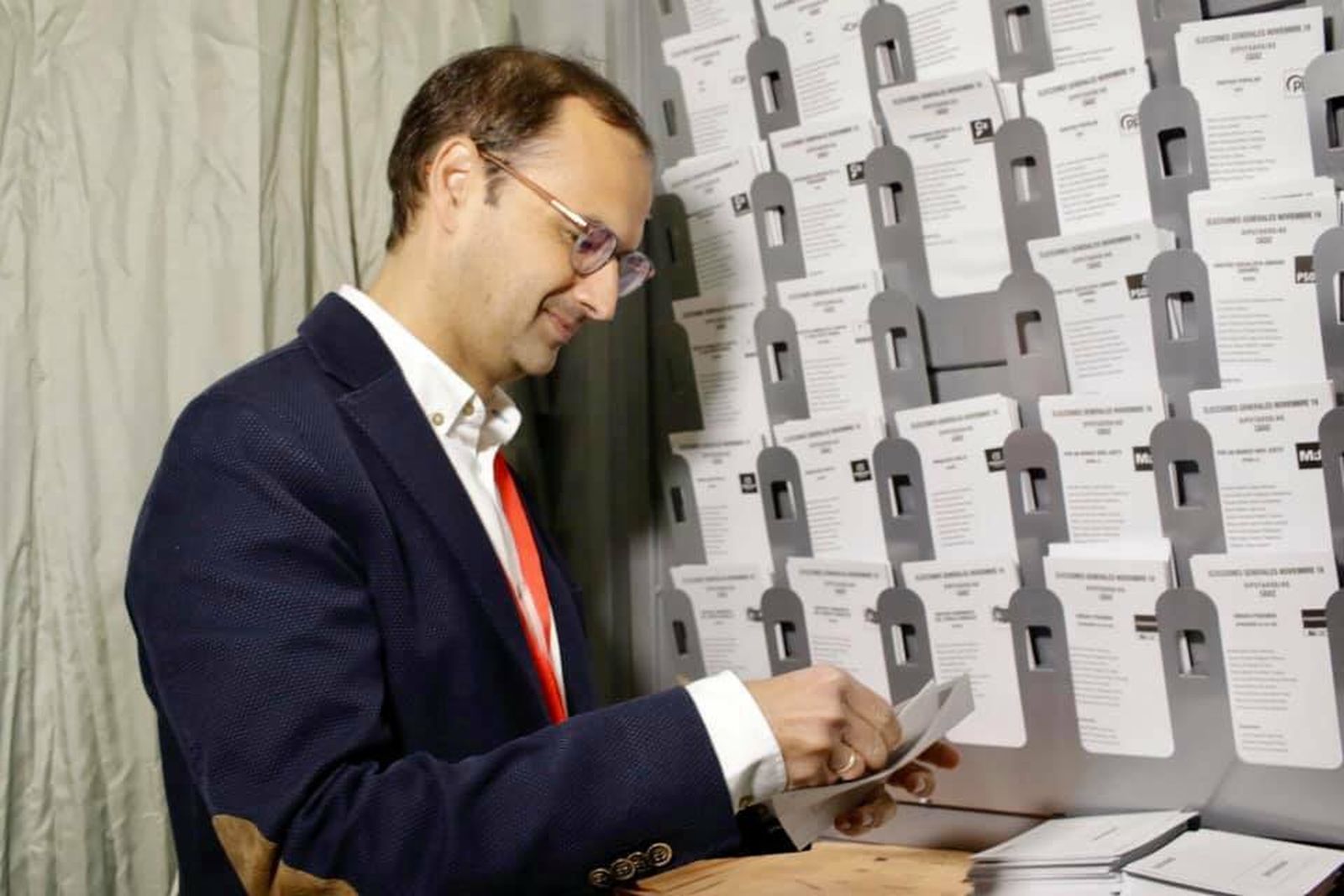 El alcalde de Sanlúcar, el socialista Víctor Mora, preparando su voto antes de depositarlo en la urna.
