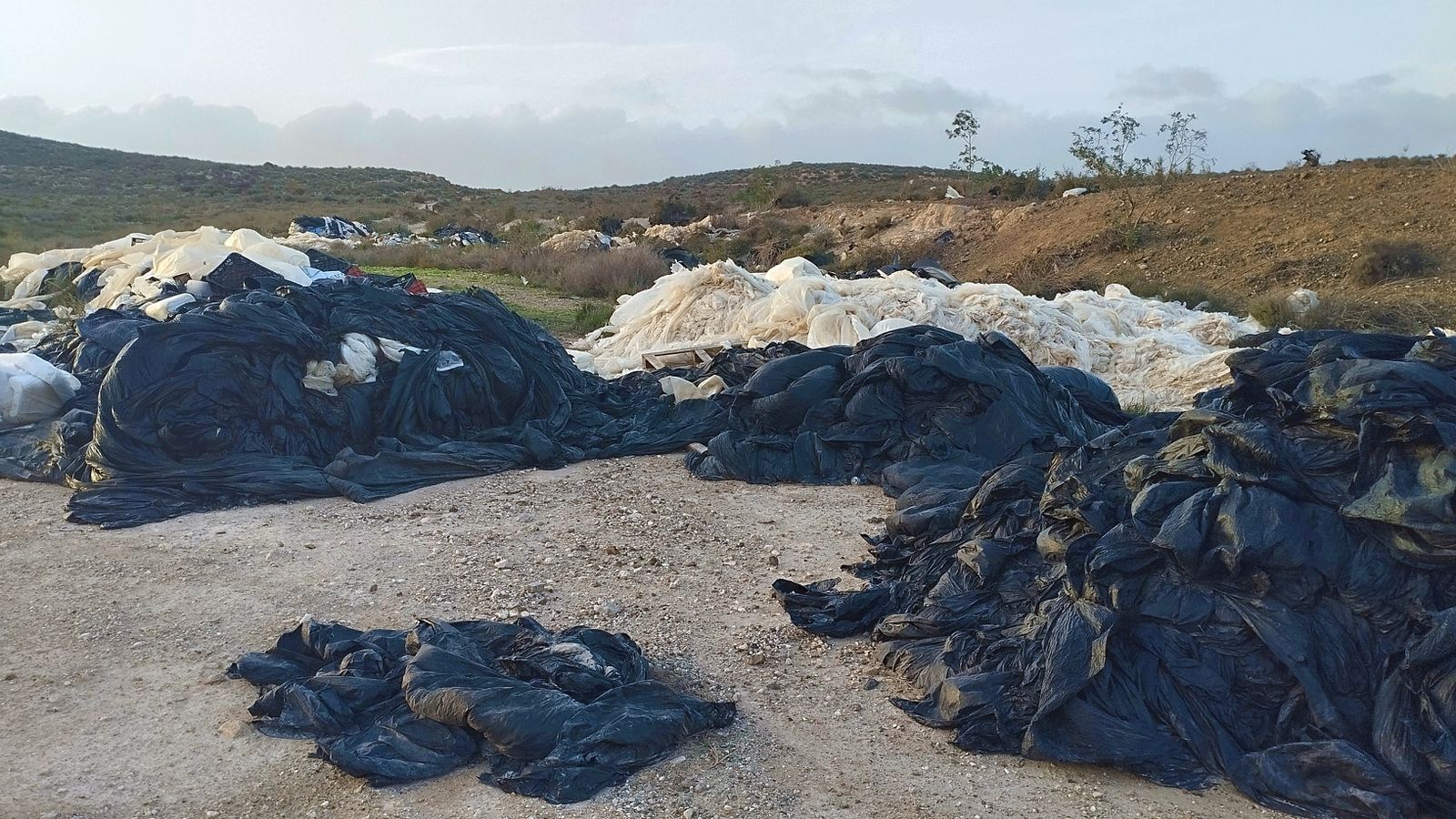 El vertedero está a 2 kms de Hernán Pérez y tiene un fácil acceso