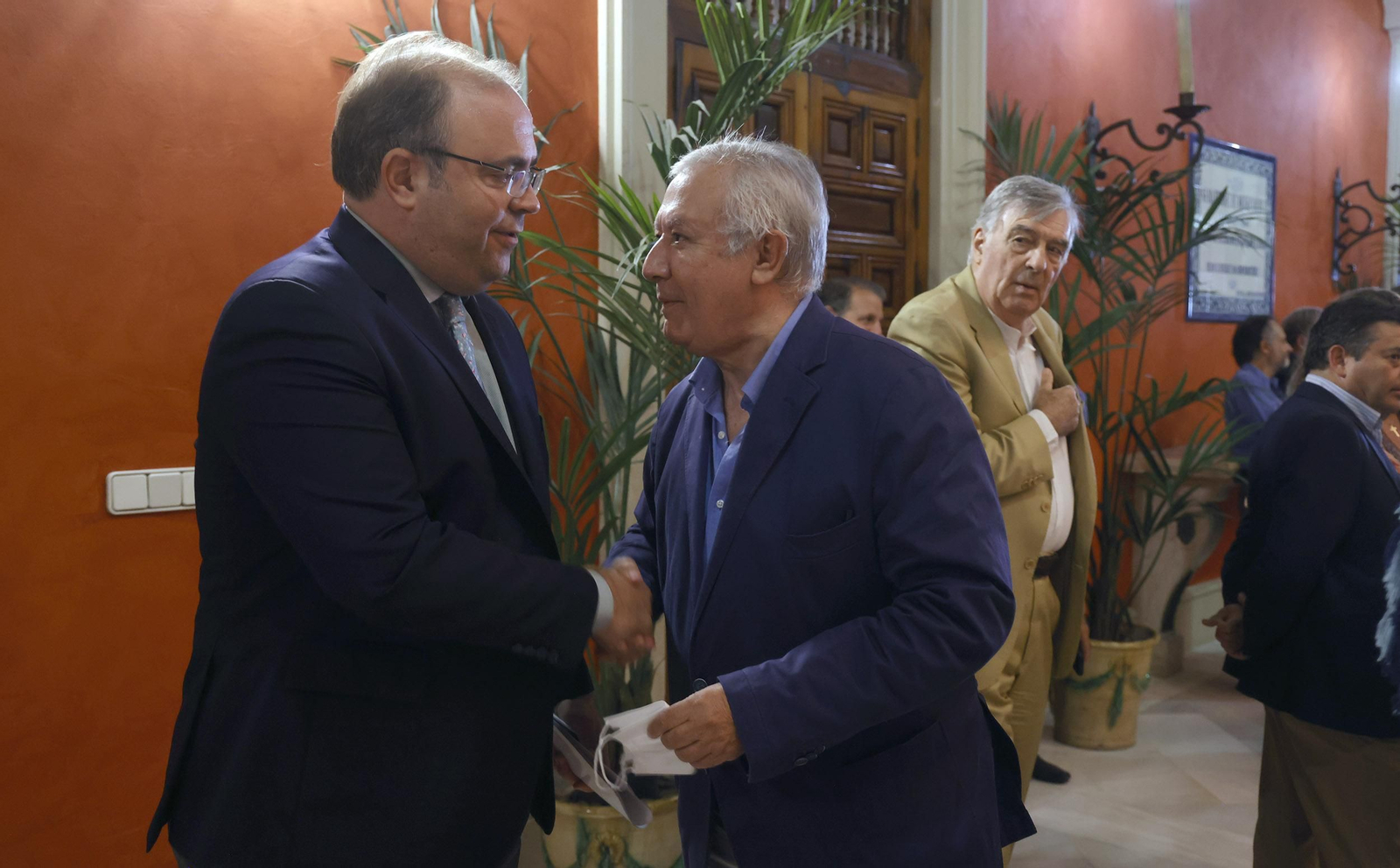 Presentación del libro  'Juan Robles, la sonrisa del tabernero' de Carlos Navarro, todas las imágenes