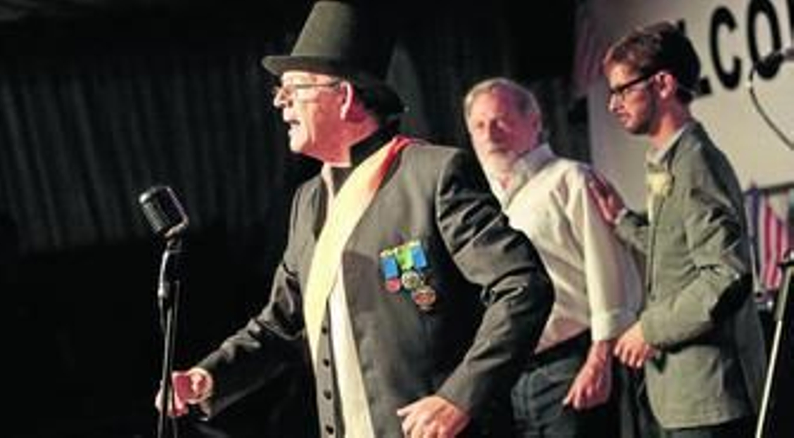 El actor y crítico teatral Manolo Morillo en su segunda intervención en la XXXIII edición del Pregón de la Feria de Primavera y Fiesta del Vino Fino, junto a Enrique Miranda padre y Pepe Sevilla. El actor y crítico teatral Manolo Morillo en su segunda intervención en la XXXIII edición del Pregón de la Feria de Primavera y Fiesta del Vino Fino, junto a Enrique Miranda padre y Pepe Sevilla.
