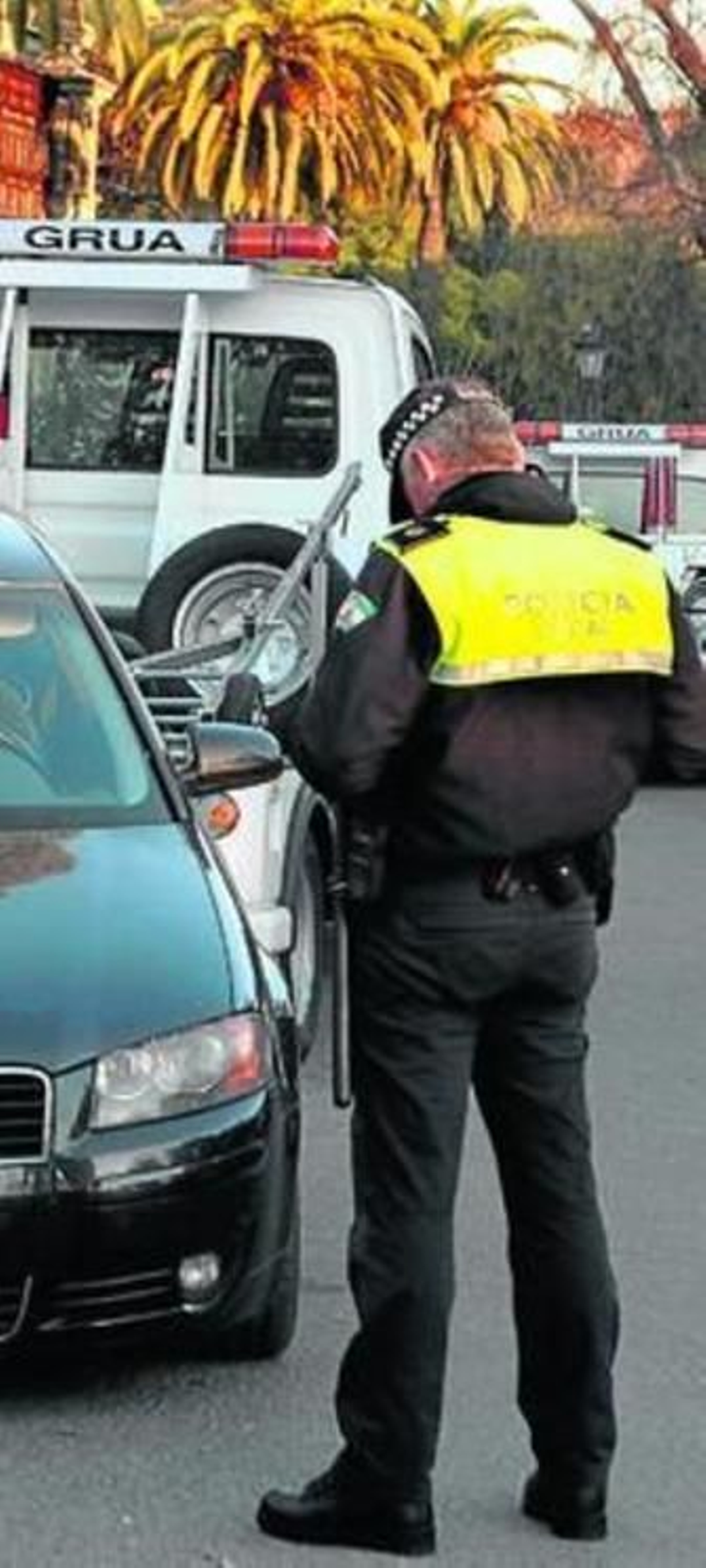 Un policía local de Sevilla denuncia un vehículo.