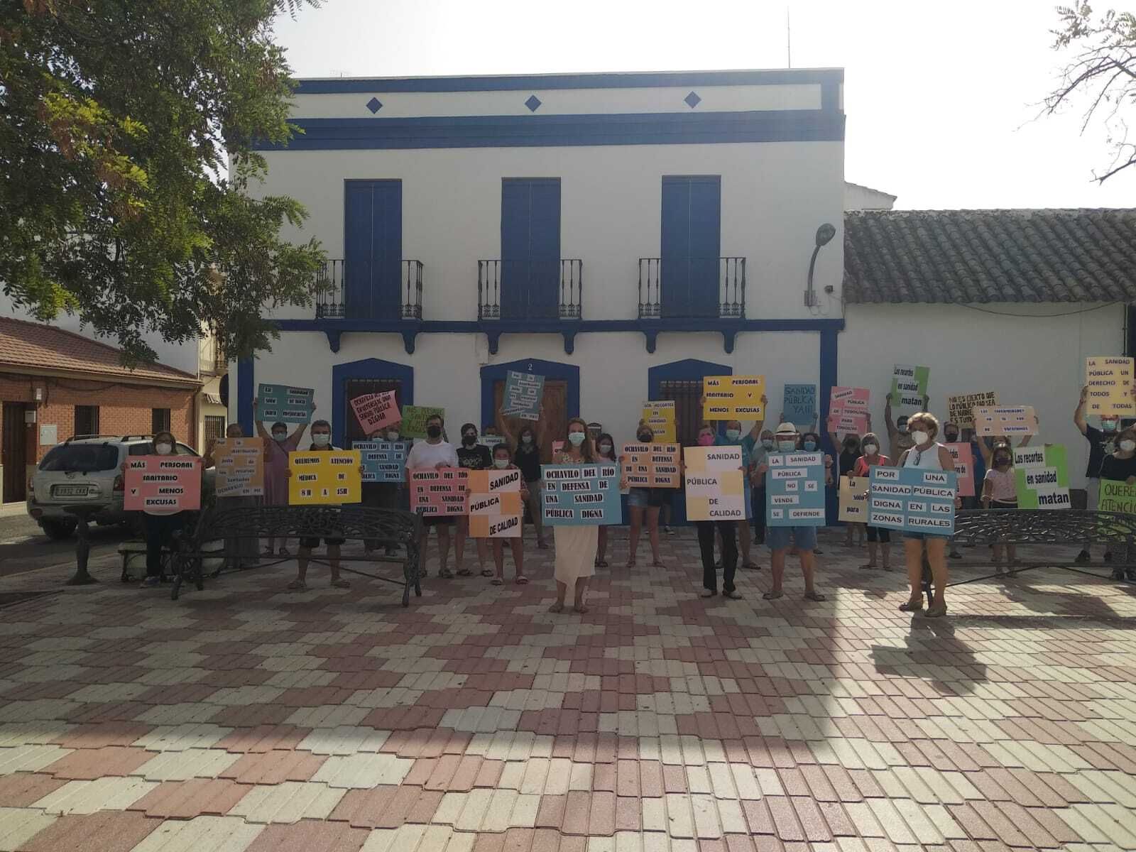 Protesta de los vecinos de Ochavillo del Río a favor una atención sanitaria digna.