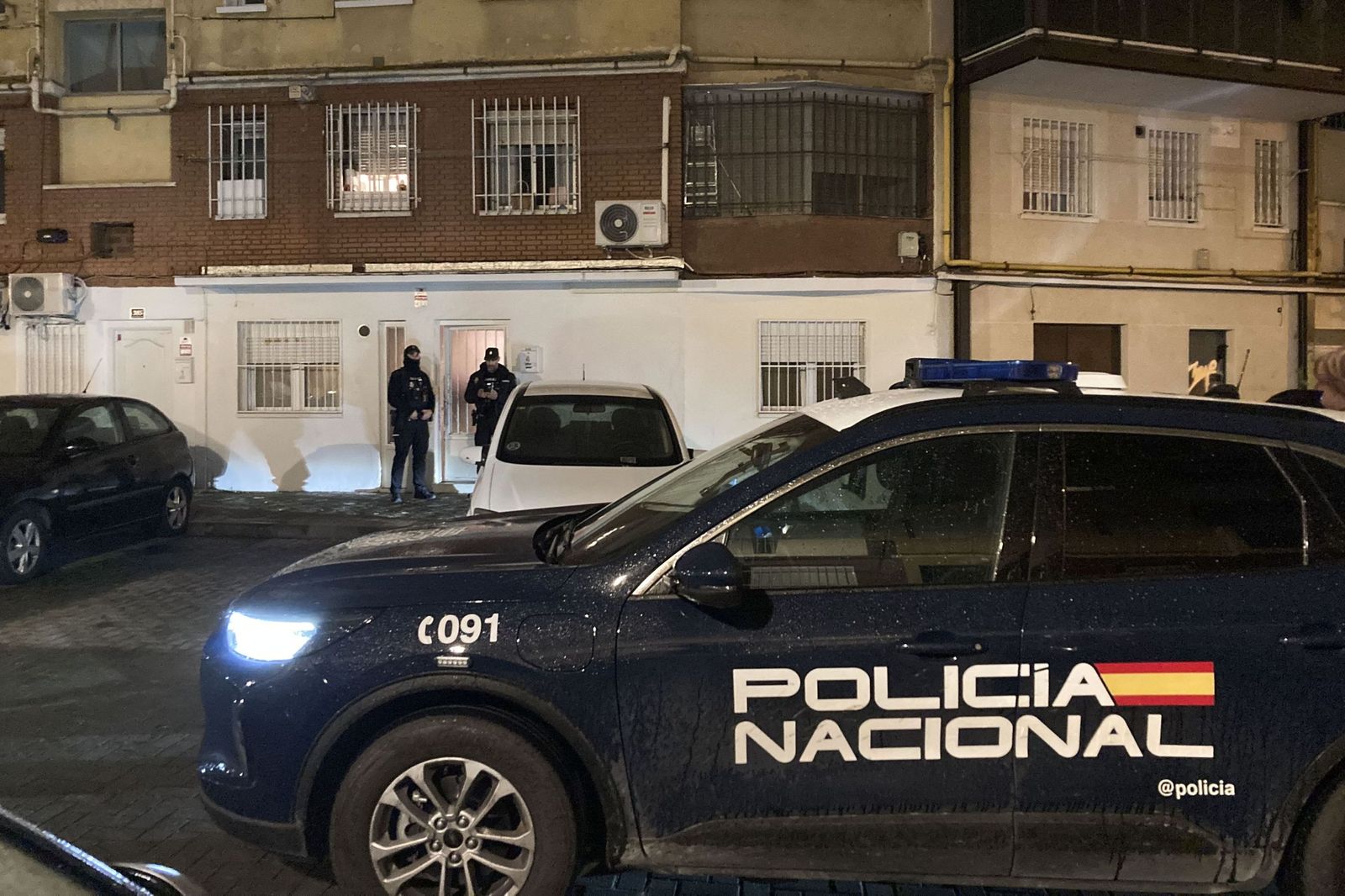 Agentes en el edificio del madrileño barrio de Tetuán donde tuvo lugar el crimen machista.