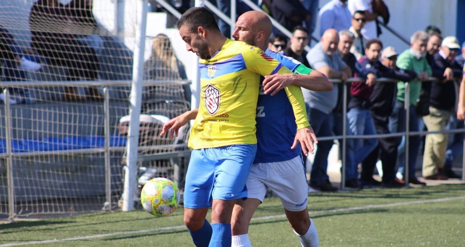 Carlos Cuenca intenta librarse de un rival en un partido con el Conil.