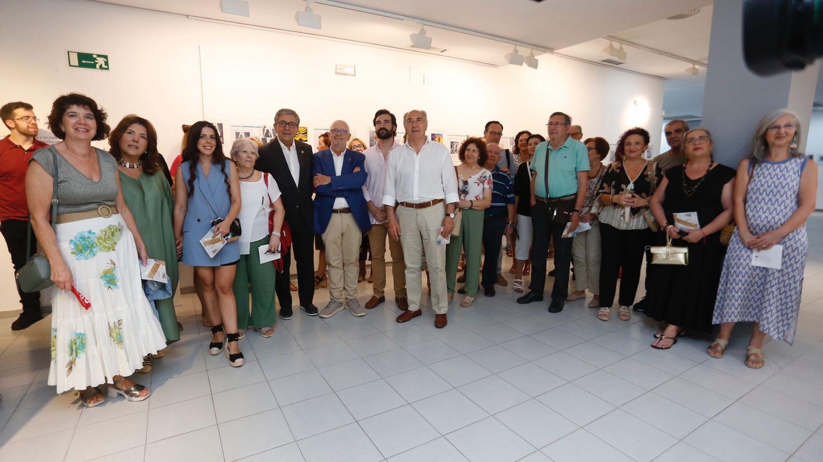 Landaluce junto a Yborra, Martínez y el público asistente a la inauguración de la exposición.