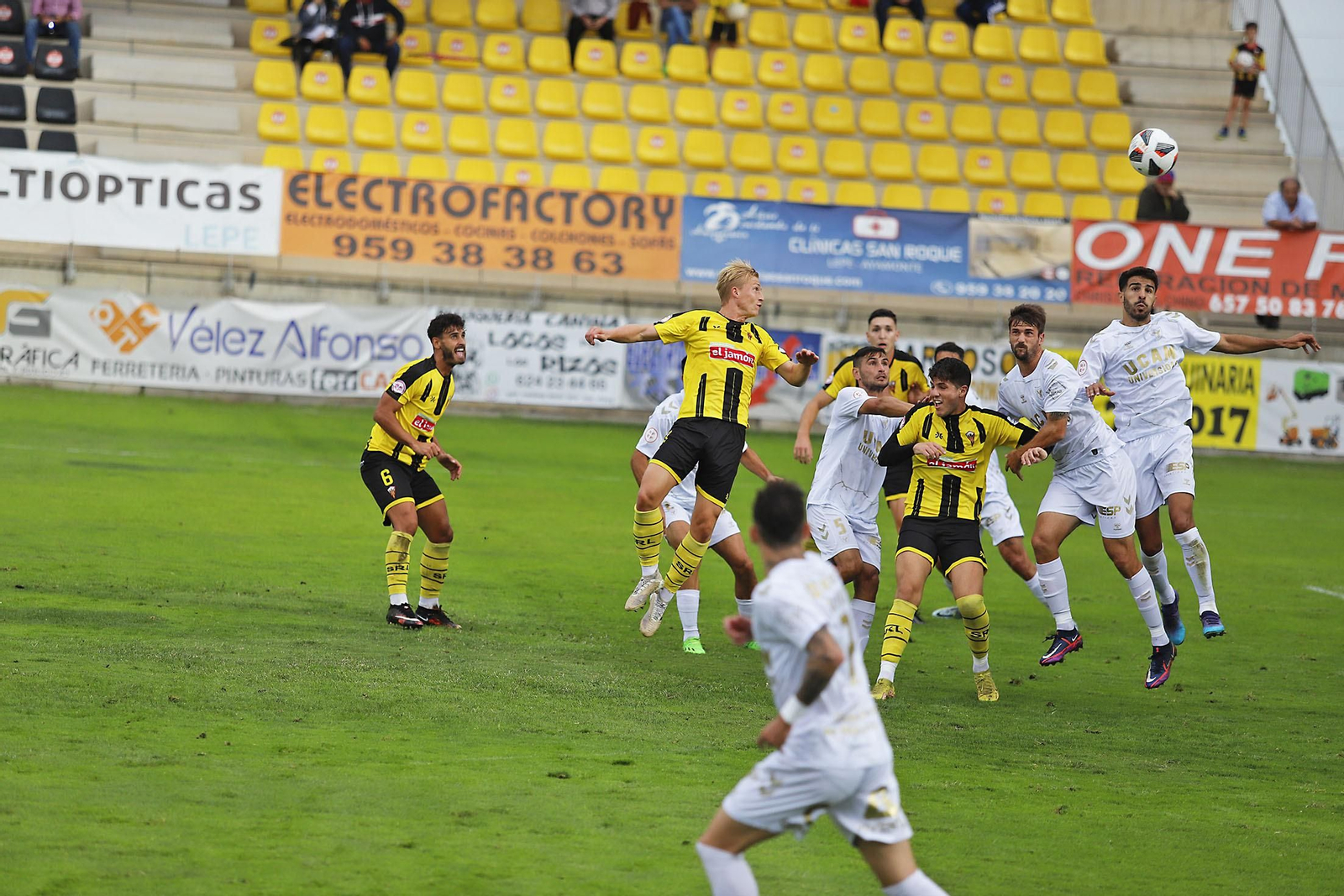 Imágenes del encuentro entre el San Roque de Lepe y UCAM Murcia